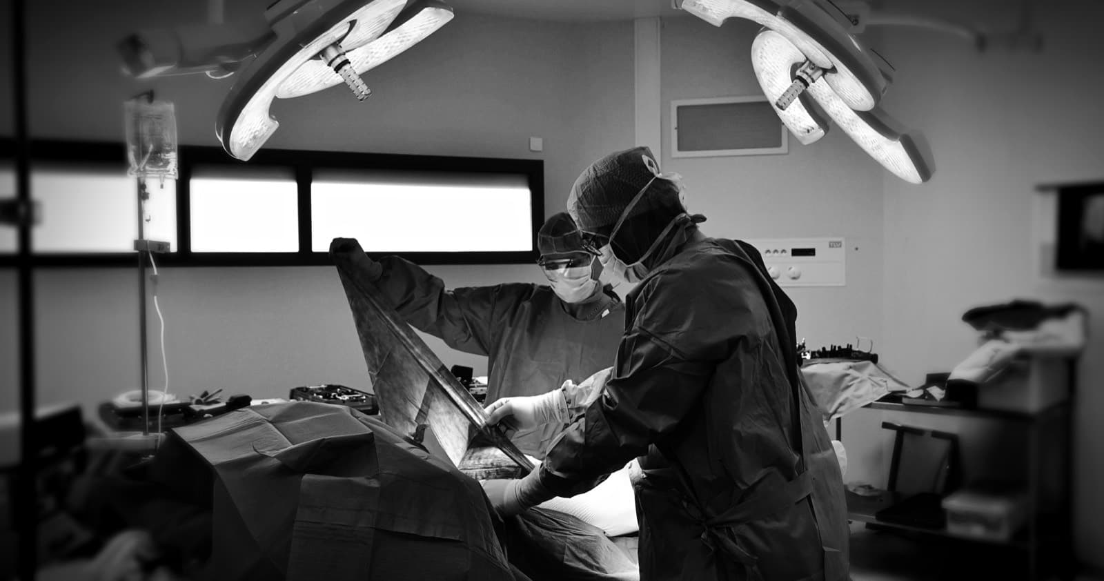 Chirurgiens orthopédistes au bloc opératoire lors d'une intervention du genou