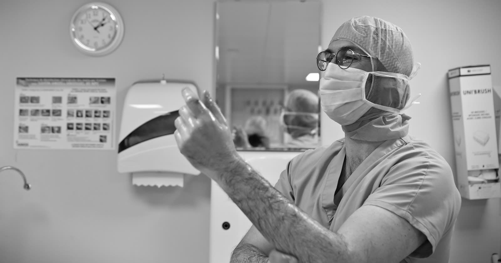Le Dr Thibault Devaux se prépare avant une intervention au bloc opératoire