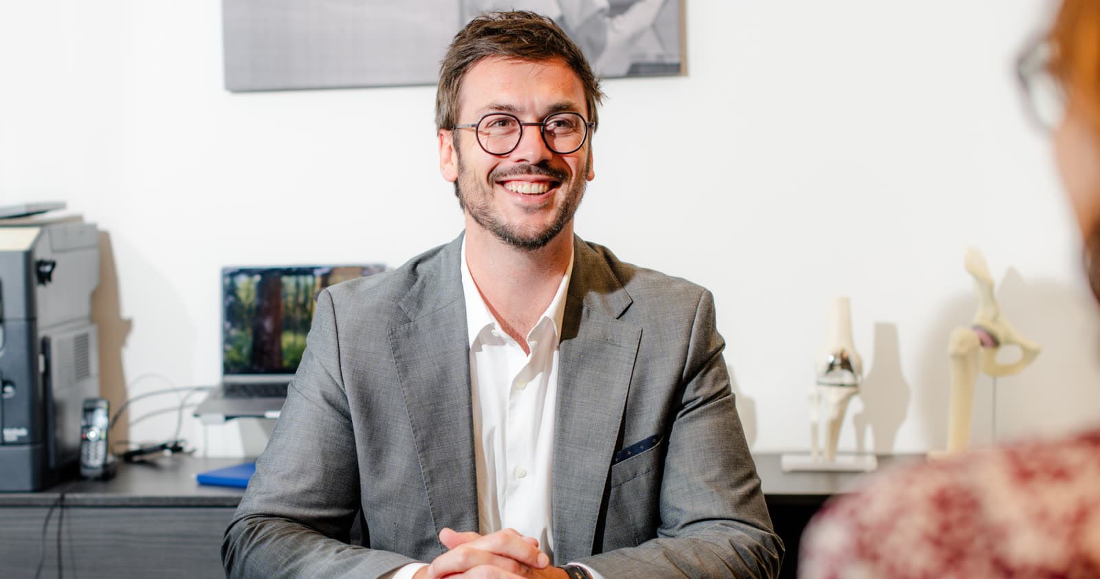 Le Dr Thibault Devaux en consultation à son cabinet d'Arras